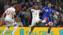 Pemain Swiss Kevin Mbabu (tengah) berebut bola dengan pemain Inggris Jack Grealish pada pertandingan uji coba di Stadion Wembley, London, Inggris, 26 Maret 2022. Inggris menang 2-1. (AP Photo/Alastair Grant)