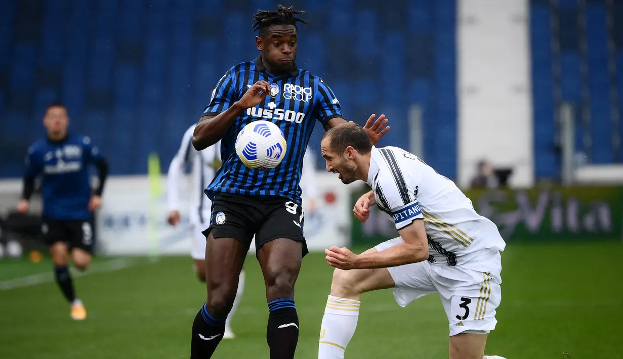 Striker Atalanta, Duvan Zapata, berebut bola dengan bek Juventus, Giorgio Chiellini, pada laga Liga Italia di Stadion Atleti Azzurri d'Italia, Minggu (18/4/2021). Atalanta menang dengan skor 1-0. (AFP/Marco Bertorello)