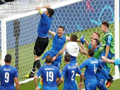 Aksi Gianluigi Buffon memanjat mistar gawang usai menang atas Spanyol pada babak 16 besar Piala Eropa 2016 di Stade de France, Saint-Denis, Paris,(27/6/2016).  (REUTERS/Charles Platiau) 