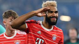Eric Maxim Choupo-Moting. Striker Kamerun berusia 33 tahun yang kini masih membela Bayern Munchen ini sebelumnya didatangkan secara gratis dari PSG pada awal musim 2020/2021 dan masih terikat kontrak hingga Juni 2023. Sejauh ini ia telah bermain dalam 74 laga di semua ajang bersama Bayern Munchen dengan torehan 29 gol dan 9 assist. (AFP/Uwe Kraft)