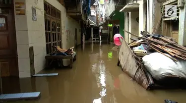 Banjir merendam permukiman warga di Kampung Melayu, Jakarta Timur. Banjir itu akibat meluapnya air di Sungai Ciliwung.