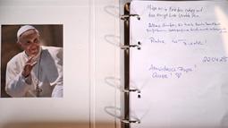 Prosesi pemakaman Paus Fransiskus akan dilaksanakan pukul 10.00 waktu setempat atau sekitar pukul 15.00 WIB. Tampak dalam foto, buku catatan belasungkawa untuk mendiang Paus Fransiskus terlihat di luar gereja Katolik di Frankfurt am Main, Jerman Barat, pada 22 April 2025. (Kirill KUDRYAVTSEV/AFP)