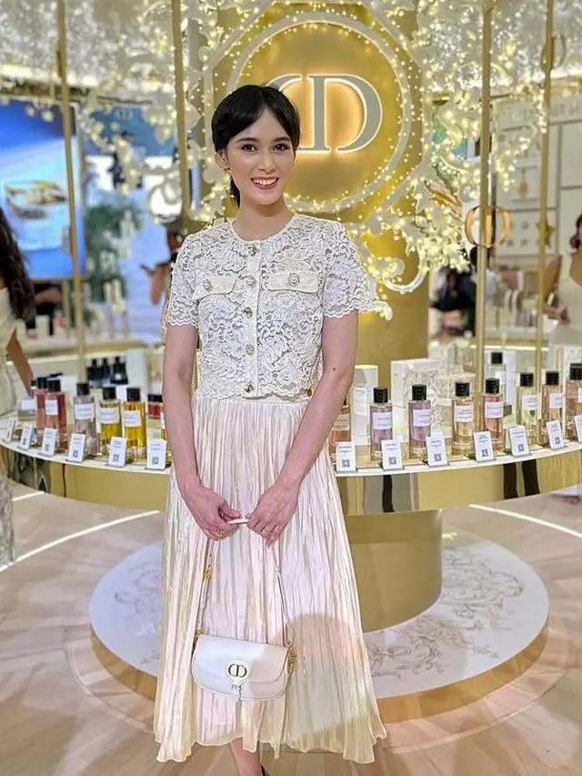 Para Artis Kenakan Tas Dior saat Hadir di Dior Beauty Holiday 2024.