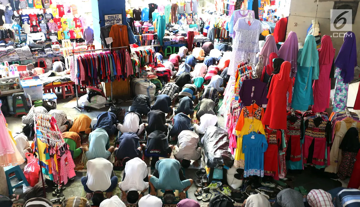 Umat muslim melakukan salat Jumat diantara kios-kios Pedagang Tanah Abang, Jakarta, Jumat (9/6). Dikarenakan membeludaknya jamaah yang ingin beribadah mereka terpaksa melakukan salat di antara kios-kios pasar. (Liputan6.com/Johan Tallo)