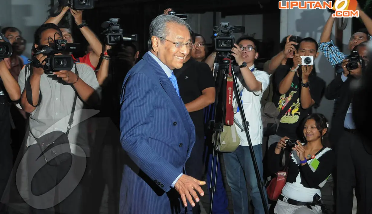 Saat datang, Mahathir hanya mengumbar senyuman tanpa memberikan keterangan apapun kepada awak media yang sejak siang sudah menunggunya, Senin (14/4) (Liputan6.com/Herman Zakharia).