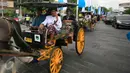 Sejumlah peserta mengikuti kirab dengan menaiki andong melintasi kawasan Tugu ,Yogyakarta,(14/5/2016).Kirab di laksanakan untuk menyambut peringatan ulang tahun satu abad kabupaten sleman.(Boy Harjanto)