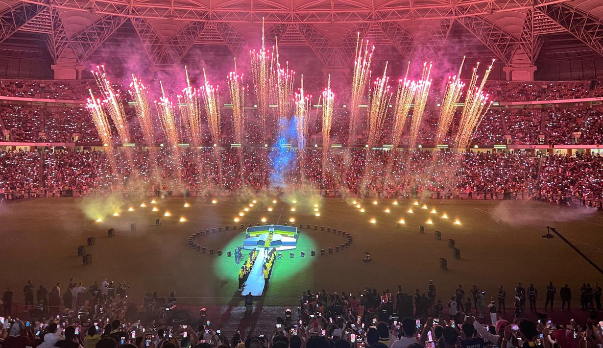 Kembang api diledakan di stadion Al-Ittihad saat perkenalan mantan striker Real Madrid Karim Benzema. (AFP Photo/Haitham EL-TABEI)