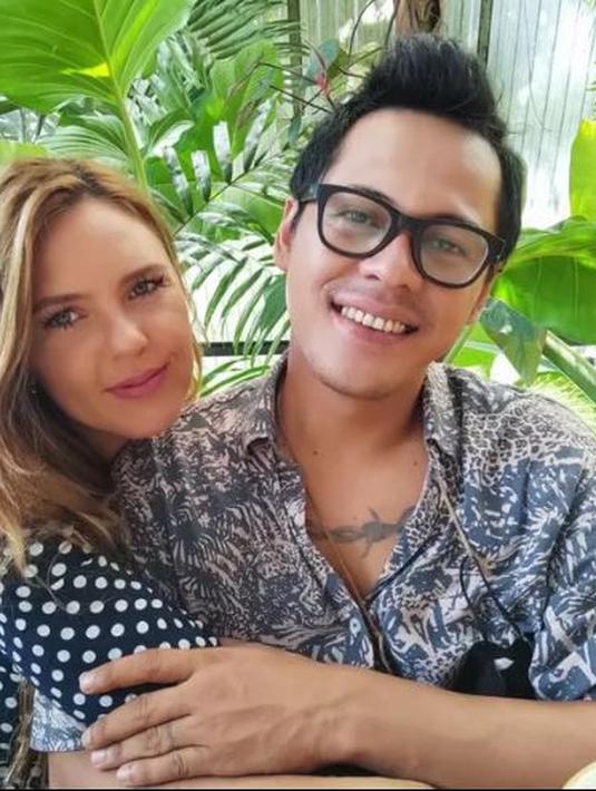 Penampilan Mayky Wongkar yang berbeda saat bersama Ally. Mayky terlihat rapi dengan rambut dibuat mohawk bagian depannya, serta kacamata putih bergagang hitam. (Foto: Instagram/@mayk_wongkar)