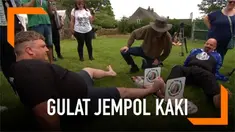 Kejuaraan gulat jempol diselenggarakan oleh warga Wetton, Inggris. Kompetisi ini menyerupai adu panco tapi menggunakan kaki.