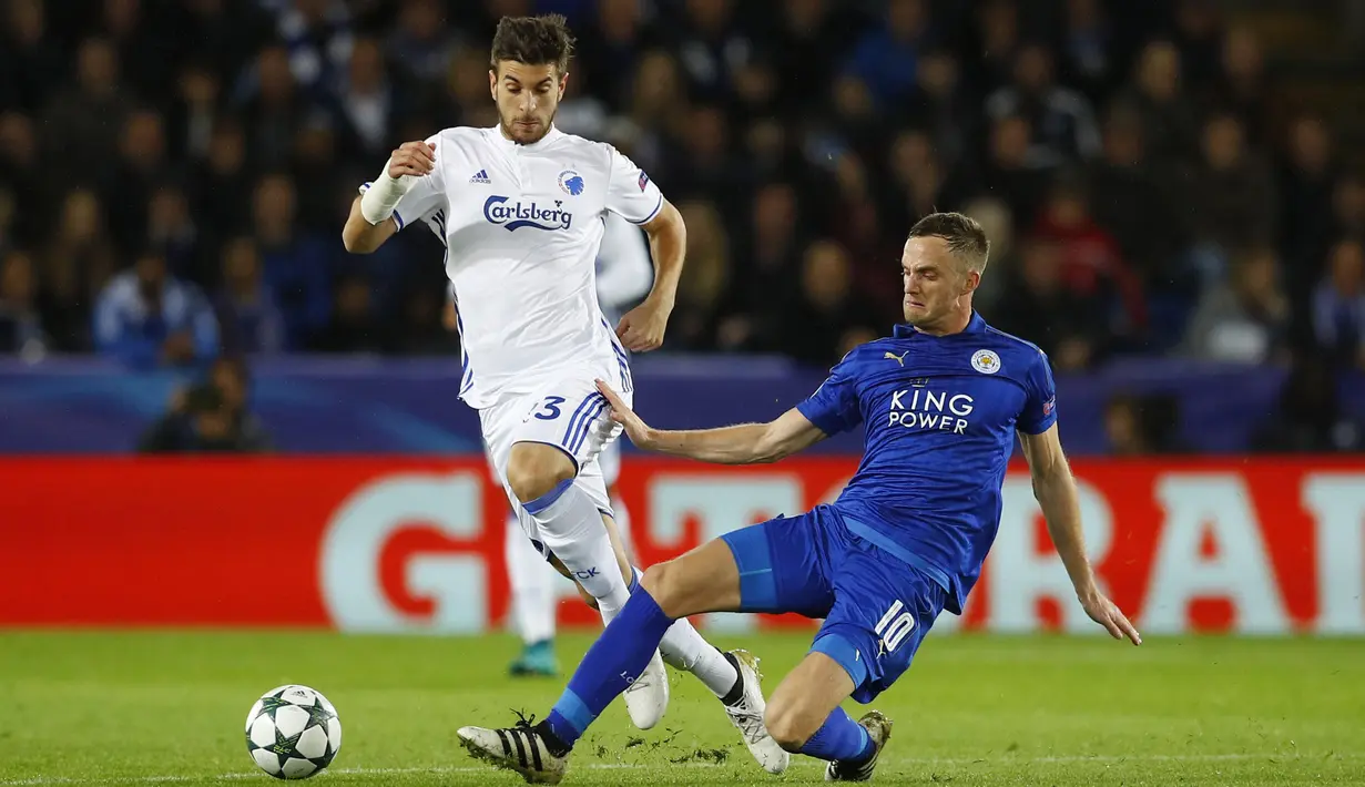 Pemain Leicester City, Jamie Vardy berebut bola dengan pemain FC Kopenhagen, Andrija Pavlovic  pada laga Liga Champions grup G di King Power Stadium, Leicester, Rabu (19/10/2016) dini hari WIB. (Reuters/Phil Noble)
