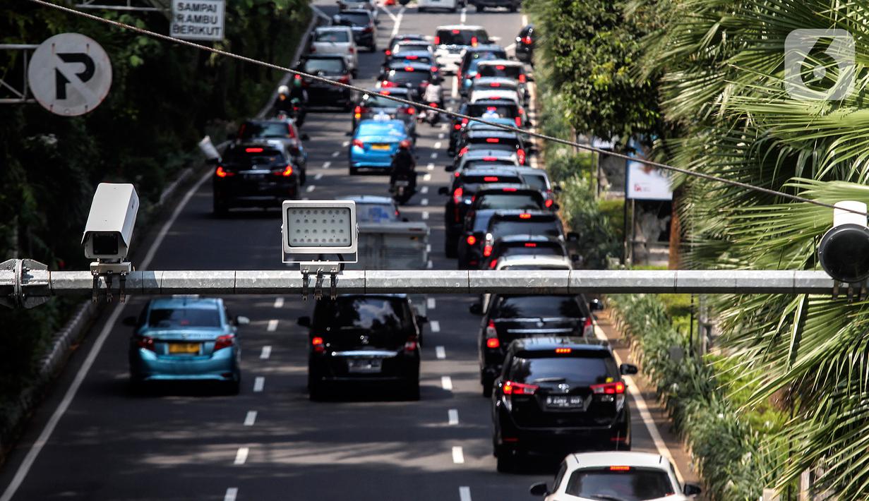 Kendaraan melintas di bawah Kamera tilang elektronik mobile atau ETLE (Electronic Traffic Law Enforcement) di Jalan Asia Afrika, Jakarta, Rabu (29/12/2021). Korlantas Polri akan menerapkan ETLE mobile sepanjang liburan Nataru 2021 untuk mengurangi kecelakaan lalu lintas. (Liputan6.com/Johan Tallo)