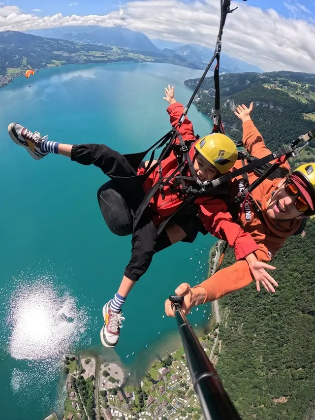 7 Potret Sabai Morscheck Naik Paragliding Bareng Anak di Swiss
