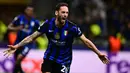 Jelang akhir babak pertama, pada menit ke-45, eksekusi penalti Hakan Calhanoglu berhasil menggandakan keunggulan Inter Milan atas Barcelona. Babak pertama ditutup dengan keunggulan Inter Milan 2-0. (Marco BERTORELLO/AFP)
