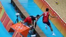 Dua pemain voli asal Amerika Serikat berlari mengejar bola saat bertanding melawan Italia di Olimpiade Rio 2016 Rio, Brasil pada 9 Agustus 2016. (REUTERS/ Marcelo del Pozo)
