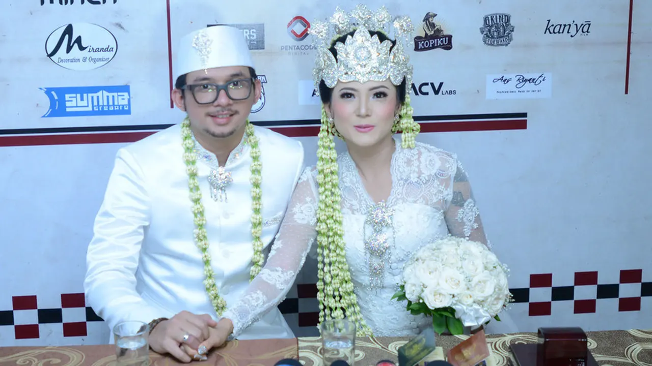 [Bintang] Biasa Tampil Tomboi, Poppy Sovia Terlihat Anggun Saat Menikah