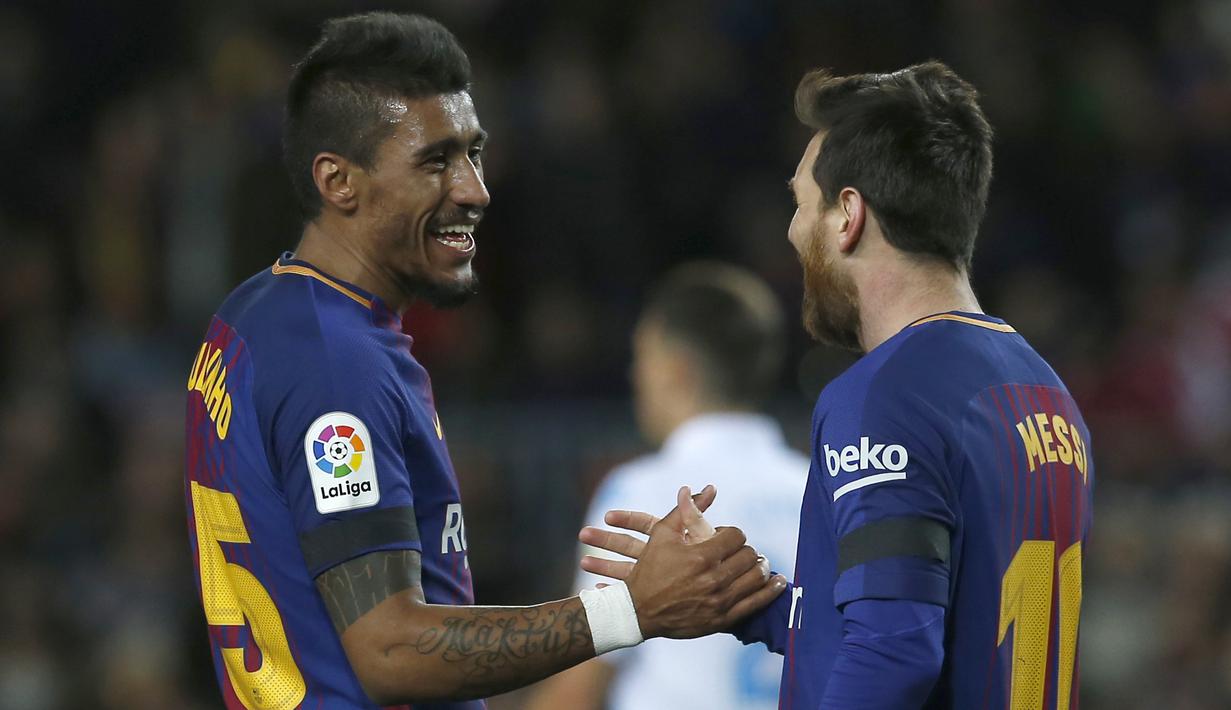 Paulinho dan Lionel Messi merayakan kemenangan usai melawan Deportivo La Coruna pada lanjutan La Liga Santander di Camp Nou stadium, Barcelona, (17/12/2017). Barcelona menang 4-0. (AP/Manu Fernandez)
