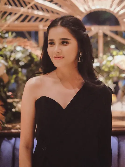 Yunita Siregar juga tunjukkan pesona anggun dengan gaun off shoulder berwarna hitam. Dengan makeup natural dan tatanan rambut indah, pesonanya kian terpancar.(Liputan6.com/IG/@yunitasiregar)