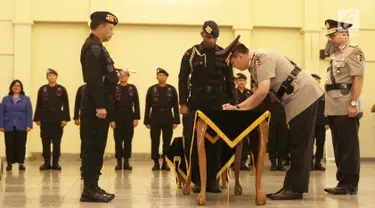 Kapolri Jenderal Tito Karnavian menyaksikan Brigjen Muhammad Iqbal menandatangani dokumen pelantikan selama upacara sertijab di Mako Brimob, Kelapa Dua, Depok, Rabu (14/11). Brigjen Muhammad Iqbal kini menjabat Kadiv Humas. (Liputan6.com/Herman Zakharia)