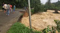 Banjir bandang kembali menghantam Kabupaten Solok Selatan hari ini, Jumat 13 Desember 2019. (Liputan6.com/ Novia Harlina)
