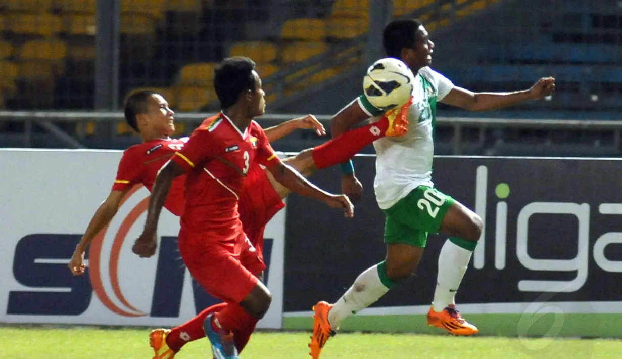 Dua pemain Myanmar U-19 mencoba menahan bola yang yang mengarah ke Ilham Udin Armaiyn (Indonesia) saat berlaga di Stadion GBK Jakarta, (7/5/2014). (Liputan6.com/Helmi Fithriansyah)