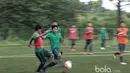 Pemain yang mengikuti seleksi Timnas Indonesia U-19 tahap pertama berusaha memikat pelatih dengan kemampuan individu di Lapangan National Youth Training Center, Depok, Rabu (1/3/2017). (Bola.com/Nicklas Hanoatubun) 