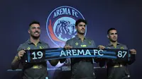 Tiga pemain asing baru Arema FC, Jonathan Bauman, Elias Alderete, Matias Malvino, resmi diperkenalkan untuk memperkuat Singo Edan pada musim 2020. (Bola.com/Iwan Setiawan)
