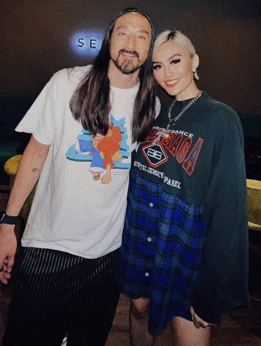 Bertemu Steve Aoki, Agnez Mo tampil dengan jaket hitam Balenciaga dengan aksen kotak-kotak warna biru. [@agnezmo]