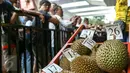 Berbagai durian lokal unggulan dihadirkan pada acara Durian Fair 2016 di Blok M Square, Jakarta, Sabtu (27/2). Dalam acara ini, pengunjung bisa menemukan sekitar 20 jenis durian unggul dari berbagai daerah di Jateng dan Jabar. (Liputan6.com/Yoppy Renato)