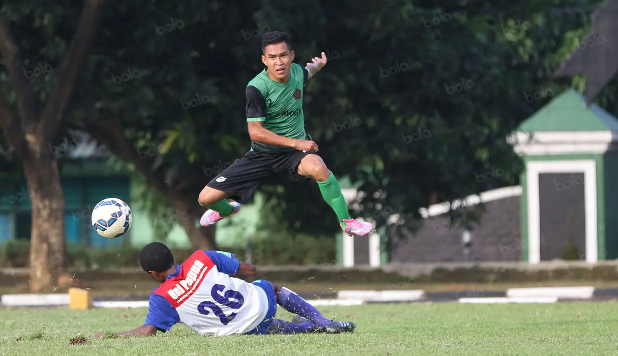 Pemain PS TNI, Erwin Ramdani melompat menghindari terangan pemain Uni Papua pada laga uji coba di Mako Kostrad, Cilodong, Jawa Barat, (14/7/2016). (Bola.com/Nicklas Hanoatubun)