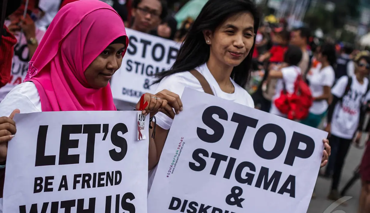 Puluhan aktivis menyerukan perlakuan yang baik dan adil terhadap orang dengan HIV/Aids (ODHA) di Bundaran HI, Jakarta, Minggu (28/12/2014). (Liputan6.com/Faizal Fanani)