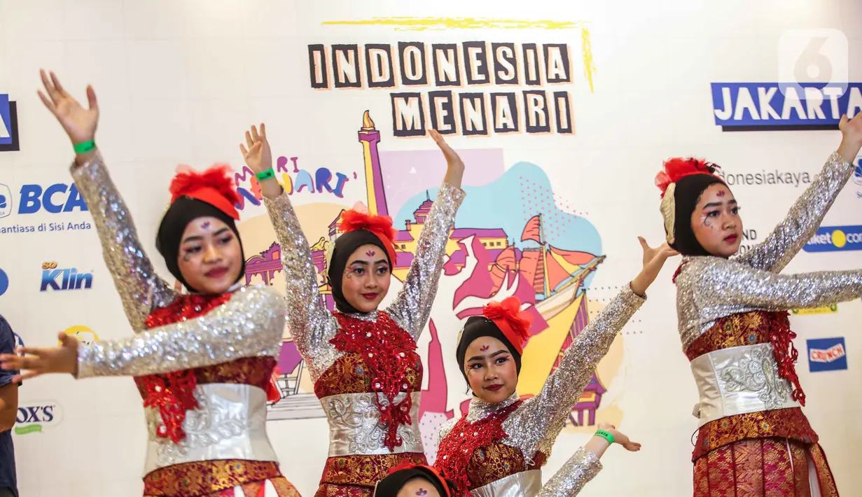 Penari berkostum tradisional menari dalam perhelatan Indonesia Menari 2019 di Grand Indonesia, Jakarta, Minggu (17/11/2019). Peserta terdiri dari perorangan, komunitas generasi milenial, pecinta tari, sanggar tari, sekolah, dan universitas di Indonesia. (Liputan6.com/Faizal Fanani)