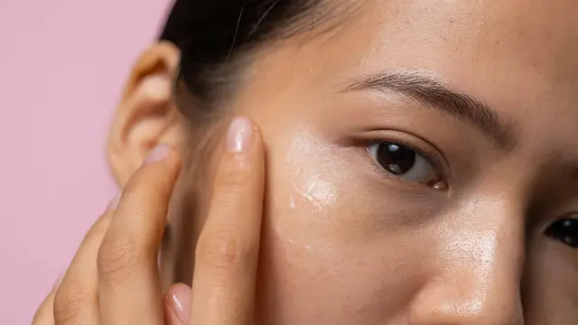 Menyentuh Area Wajah Terlalu Sering