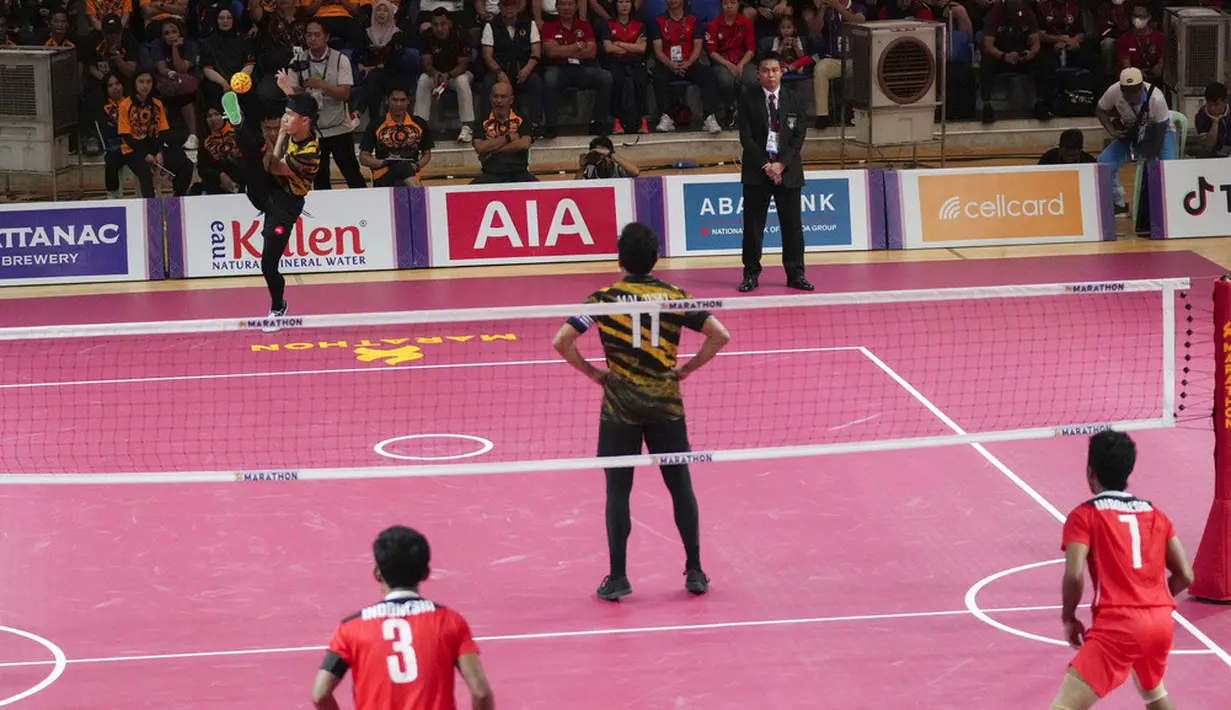 <p>Indonesia berhasil mengalahkan Malaysia dalam final sepak takraw ganda putra dengan skor 16-21, 21-16, 21-13. (AP Photo/Tatan Syuflana)</p>