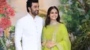 Alia Bhatt dan Ranbir Kapoor terlihat begitu serasi saat menghadiri pernikahan Sonam Kapoor dan Anand Ahuja. (Foto: instagram.com/itimesinsta)