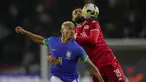 Gelandang Timnas Tunisia Ghaylen Chaaleli berduel memperebutkan bola dengan penyerang Brasil Richarlison dalamlaga uji coba internasional di Stadion Parc des Princes, Rabu (28/9/2022) dini hari WIB. Timnas Brasil menang dengan skor telak 5-1 atas Tunisia dalam pertandingan FIFA Matchday. (AP Photo/Christophe Ena)
