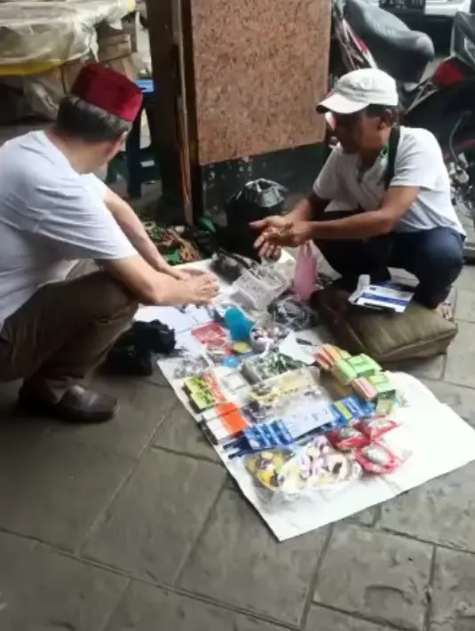 "Alhamdulillah, sy hunting , trs sy mendapatkan Peci Warna merah dan Peniti Raksasa dan Karet buat kaki Kursi kantor🙏🏻peci nya hanya 35 ribu rph dan langsung sy pake, ternyata : keren buanget," tulisnya saat mendatangi Pasar Loak di Sekitar Jembatan Item pada 6 Maret 2022. (Instagram/jusufhamka)