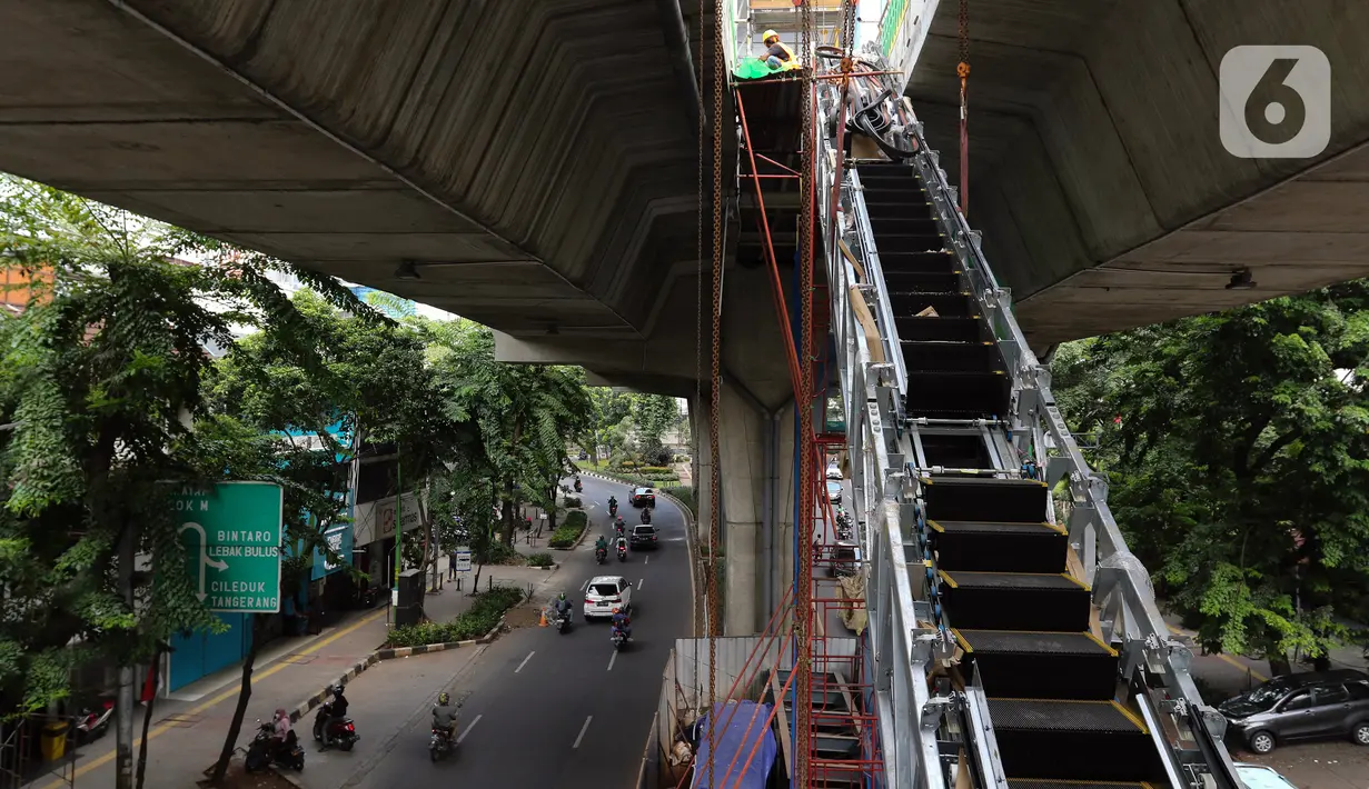 Pekerja menyelesaikan pembangunan jembatan penyeberangan orang (skywalk) di kawasan Kebayoran Lama, Jakarta, Rabu (2/11/2022). Pengerjaan skywalk sepanjang 500 meter dengan desain cahaya artistik dan dilengkapi fasilitas lift nantinya mengintegrasikan Stasiun Kebayoran dengan Halte Transjakarta Koridor 8 dan Koridor 13. (Liputan6.com/Herman Zakharia)