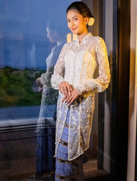 Perpaduan warna putih dan biru, juga jadi dua nuansa warna favorit Mikha. Salah satunya warna biru melambangkan lautan dan samudra. [@miktambayong]