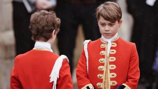 <p>Pangeran George bertugas membawa jubah monarki pada momentum penobatan Raja Charles III. [Foto: Instagram/ Kate_middleton_royal]</p>
