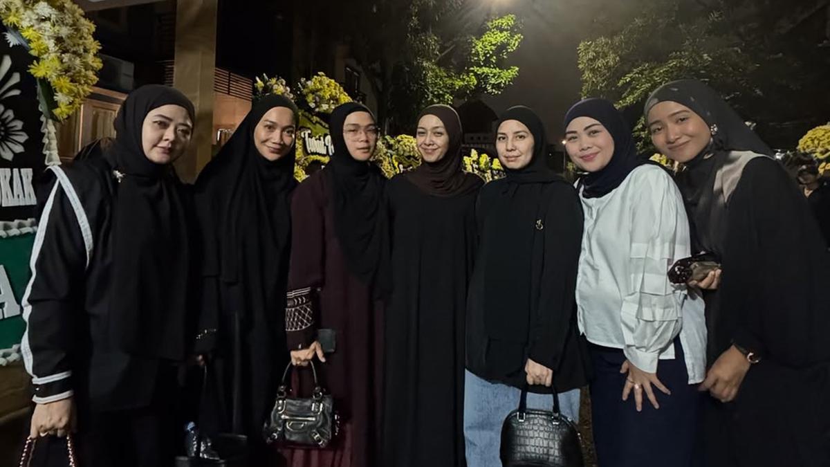 5 Momen Tya Ariestya Melayat ke Rumah Duka Gary Iskak, Beri Semangat Richa Novisha