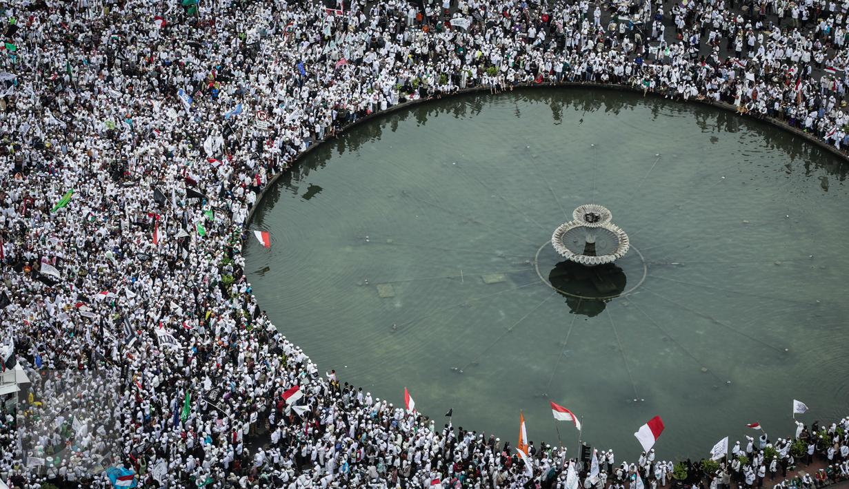 Peserta Aksi 31 Maret yang berkumpul di Bundaran Patung Kuda meminta Presiden Joko Widodo memberhentikan Ahok karena menjadi terdakwa kasus dugaan penodaan agama, Jakarta, Jumat (31/3). (Liputan6.com/Faizal Fanani)