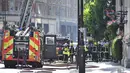 Petugas pemadam kebakaran berusaha menjinakkan kobaran api di hotel Mandarin Oriental, London, Rabu (6/6). Hotel ini menjadi tempat pertama kali Yang Mulia Ratu Elizabeth II dan adiknya, mendiang Putri Margaret belajar berdansa. (AFP / Ben STANSALL)