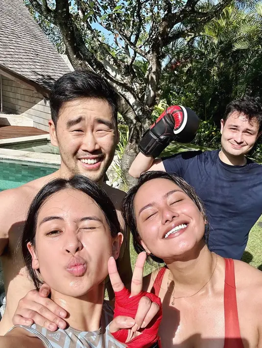 Dalam foto ini, Maudy Ayunda berselfie bersama suami, adik, dan adik iparnya. Keempatnya terlihat bare face, sedang berolahraga. Foto: Instagram.