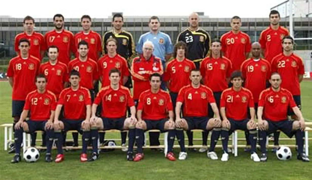 Photo of the Spanish squad for the Euro 2008 football Championships taken at the Las Rozas sports city near Madrid on May 29, 2008. AFP PHOTO/RFEF/CARMELO RUBIO
