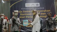 PT BSI Banyuwangi  menandatangani nota kesepahaman kerja sama dengan Politeknik Negeri Banyuwangi (Poliwangi). (Dian Kurniawan/Liputan6.com)