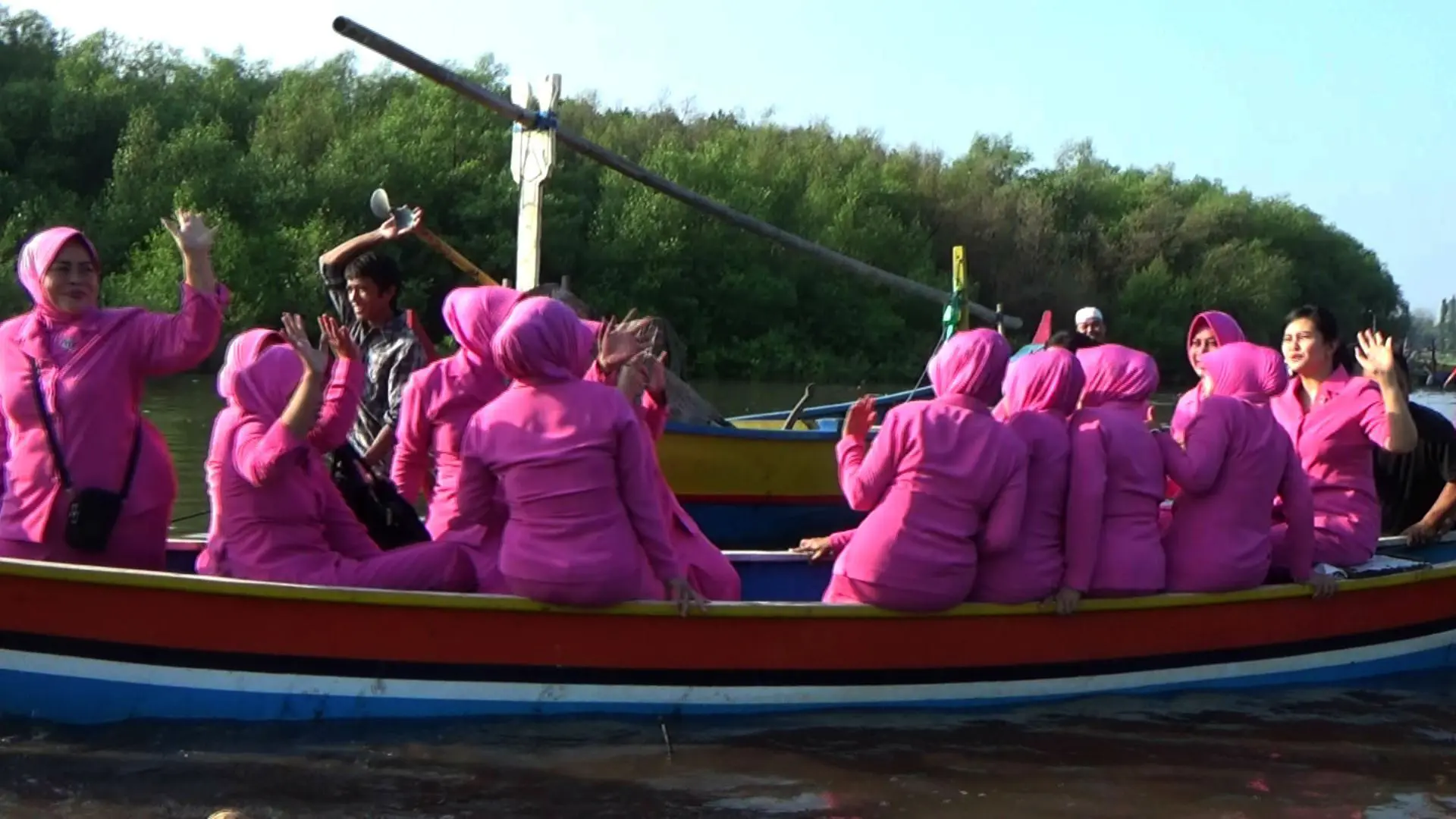 Aksi menanam pohon mangrove di Pantai Ketapang, Kota Probolinggo, Jawa Timur, memperingati Hari Laut Sedunia. (Liputan6.com/Dian Kurniawan)