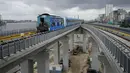 Tahap pertama sepanjang 13 kilometer (8 mil) akhirnya mengangkut penumpang pertamanya pada hari Senin, empat dekade setelah rencana layanan kereta api diusulkan. (AP Photo/Sunday Alamba)