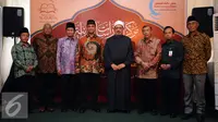 Grand Sheikh Al Azhar, Ahmed Al-Thayyeb (kelima kiri) bersama M Quraish Shihab berfoto bersama saat mengunjungi Pusat Studi Al Quran di Pondok Cabe, Tangerang, Selasa (23/2/2016). (Liputan6.com/Helmi Fithriansyah)