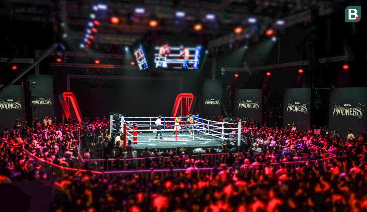 Pertarungan debut tinju profesional Byon Madness antara Ida Bagus Dwija Maha Gangga (Ibas) melawan Atevus Chima Okefielem (Chima) di Studio 6 Emtek City, Daan Mogot, Jakarta, pada Sabtu (26/04/2025). (Bola.com/Bagaskara Lazuardi)