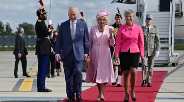 Perdana Menteri Prancis Elisabeth Borne (kanan) menyambut Raja Inggris Charles III dan Ratu Inggris Camilla (Kiri) setibanya di Bandara Orly pada 20 September 2023. (Miguel MEDINA/POOL/AFP)